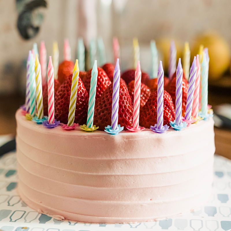 Kuchen mit bunten Kerzen