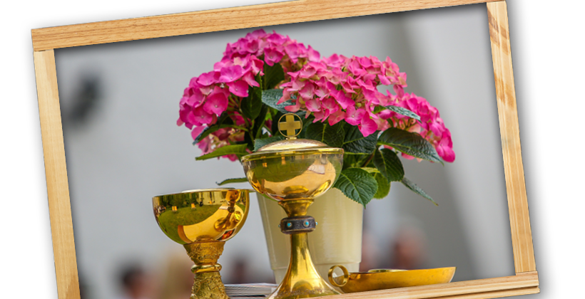 Foto mit Kelch und Blumen