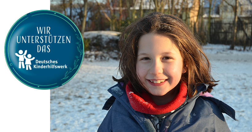 Kind spielt im Schnee